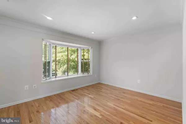 7127 FORBES BLVD, Lanham, MD 20706