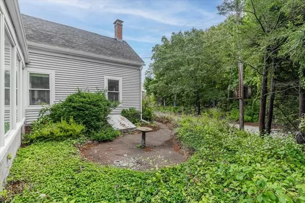 17 Blossom Rd, Plaistow, NH 03865