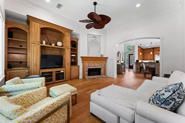 2 Cedar Chase PL, The Woodlands, TX 77381