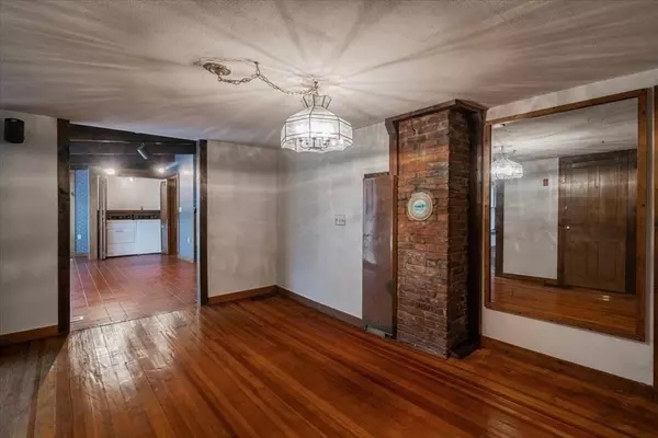 17 Blossom Rd, Plaistow, NH 03865