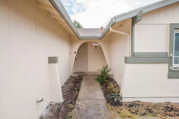 5664 Gearny DR, Sacramento, CA 95823