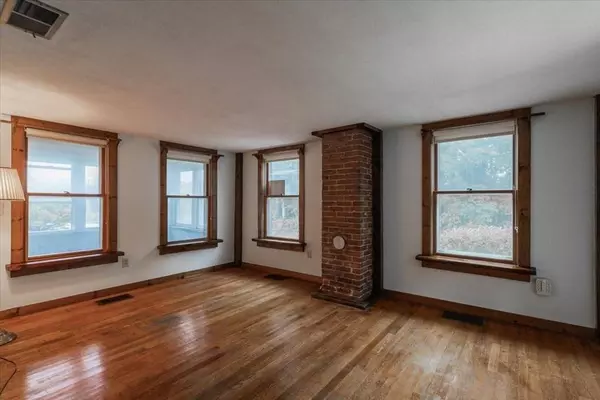 17 Blossom Rd, Plaistow, NH 03865