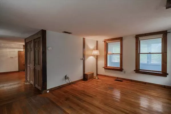 17 Blossom Rd, Plaistow, NH 03865