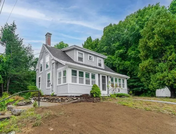 17 Blossom Rd, Plaistow, NH 03865