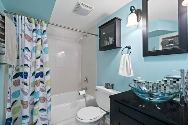 604 E Cedar LN, Mount Prospect, IL 60056