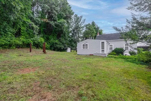 17 Blossom Rd, Plaistow, NH 03865