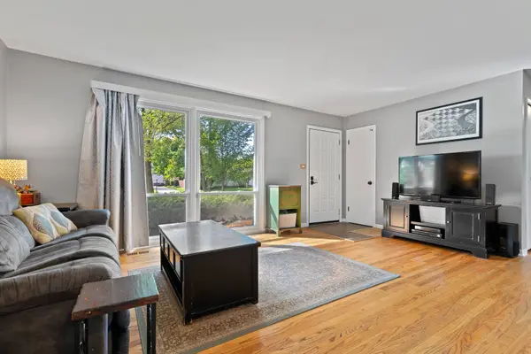 604 E Cedar LN, Mount Prospect, IL 60056