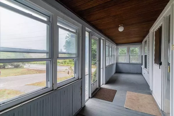 17 Blossom Rd, Plaistow, NH 03865