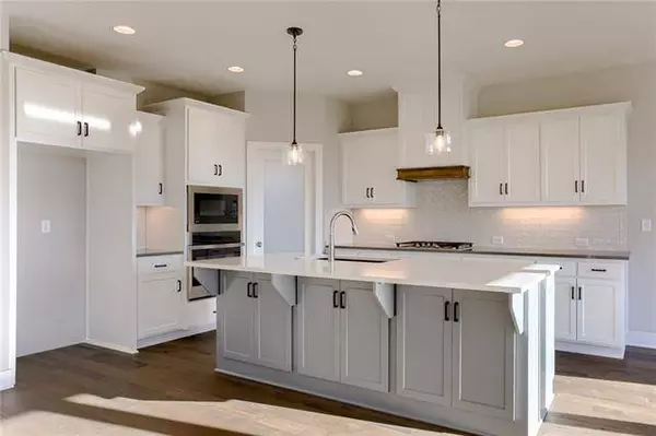 2328 NE Colonnade AVE, Blue Springs, MO 64029