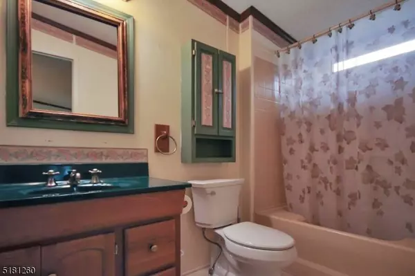 7 Oakwood Trail, White Twp., NJ 07823