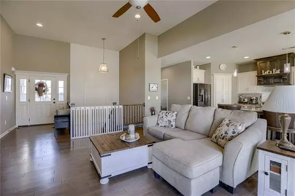 1314 NW Brentwood DR, Grain Valley, MO 64029