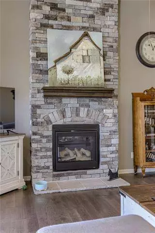 1314 NW Brentwood DR, Grain Valley, MO 64029