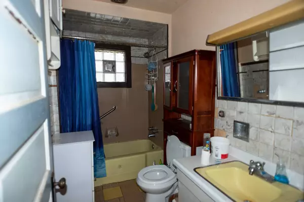 608 Douglas AVE, Calumet City, IL 60409