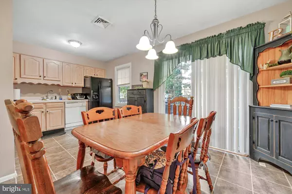 18 LYNWOOD DR, Palmyra, PA 17078