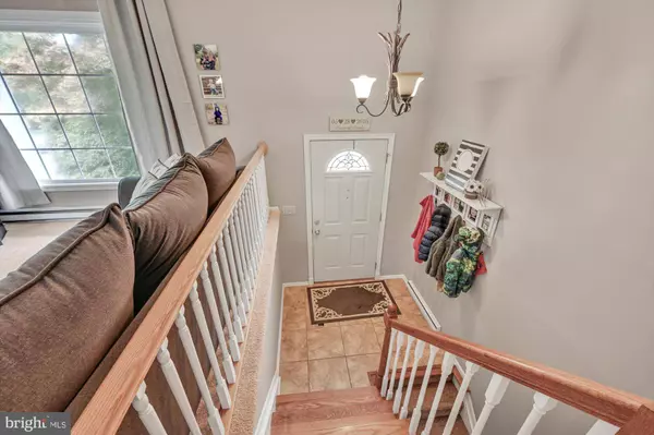 18 LYNWOOD DR, Palmyra, PA 17078