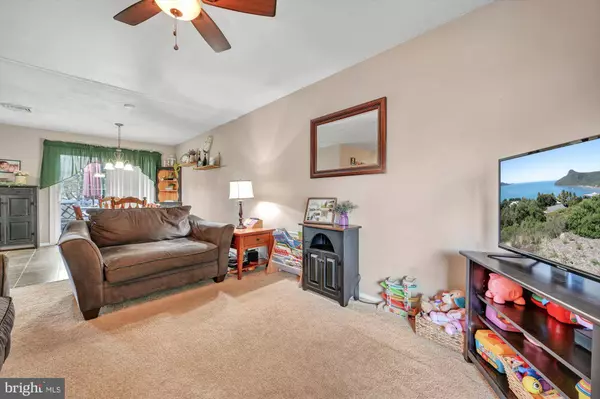 18 LYNWOOD DR, Palmyra, PA 17078