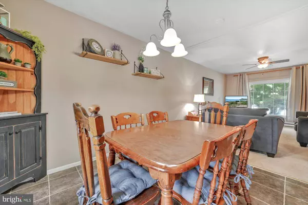 18 LYNWOOD DR, Palmyra, PA 17078