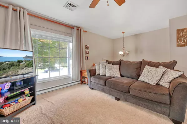 18 LYNWOOD DR, Palmyra, PA 17078