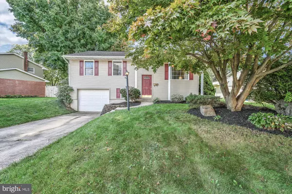 18 LYNWOOD DR, Palmyra, PA 17078