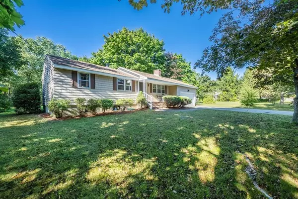 4 Launching Rd, Andover, MA 01810