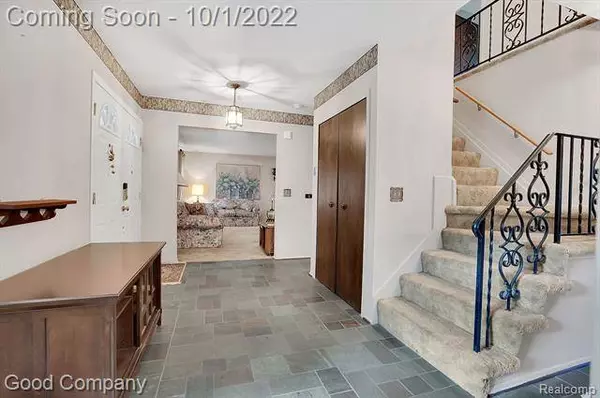 2344 PRESTWICK Drive, Troy, MI 48098