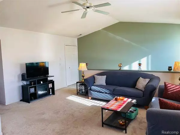 30767 HIDDEN PINES Lane, Roseville, MI 48066