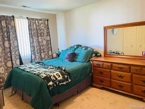 30767 HIDDEN PINES Lane, Roseville, MI 48066