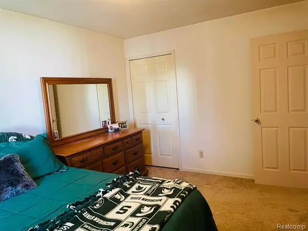 30767 HIDDEN PINES Lane, Roseville, MI 48066