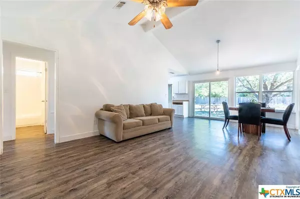 223 Meadow LN, Martindale, TX 78655