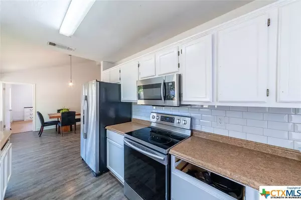 223 Meadow LN, Martindale, TX 78655