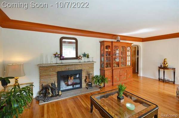 22809 E 13 Mile Road, St. Clair Shores, MI 48082