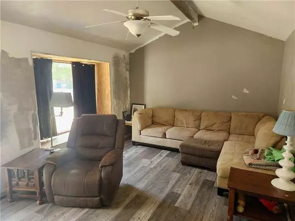 2905 SE 3rd ST, Blue Springs, MO 64014