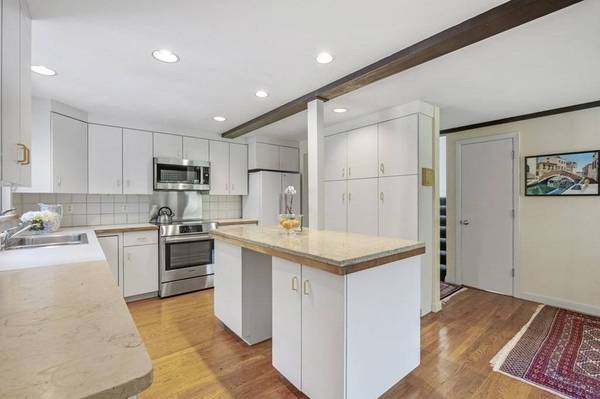 969 South St, Needham, MA 02492