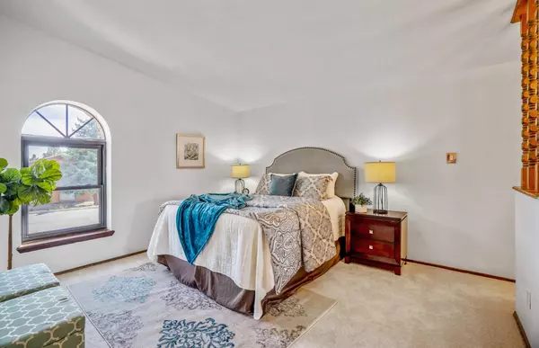 1903 Camino Durasnilla, Los Alamos, NM 87544