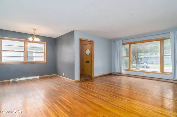 2322 9TH Avenue N, Grand Forks, ND 58203