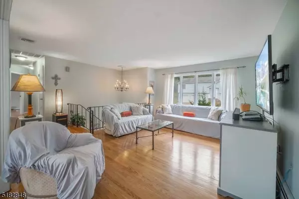 4 Lucas Rd, Hopatcong Boro, NJ 07843