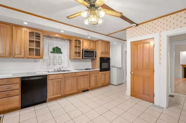 51 Pearl St, Amesbury, MA 01913