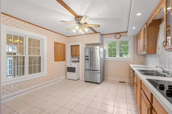 51 Pearl St, Amesbury, MA 01913