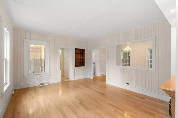 51 Pearl St, Amesbury, MA 01913