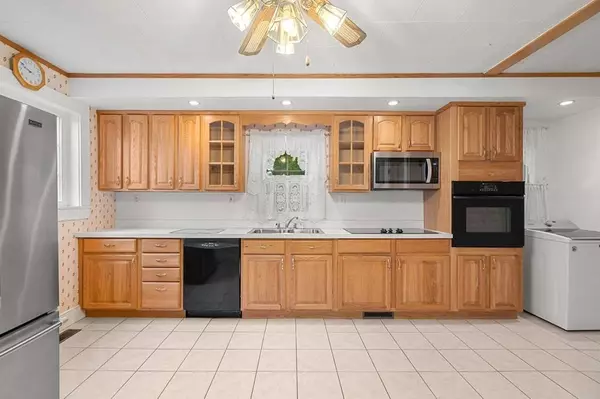 51 Pearl St, Amesbury, MA 01913