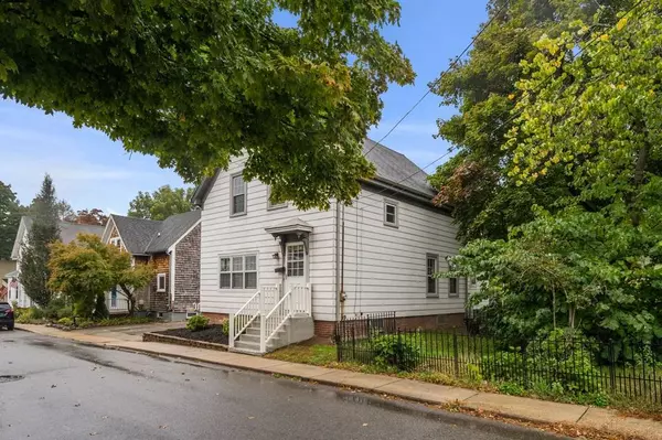 51 Pearl St, Amesbury, MA 01913