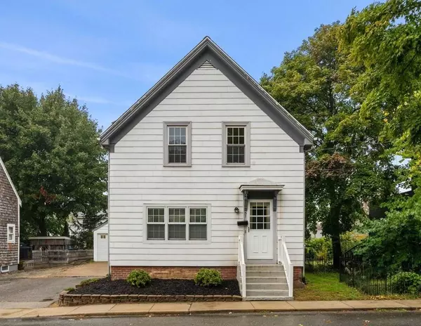 51 Pearl St, Amesbury, MA 01913