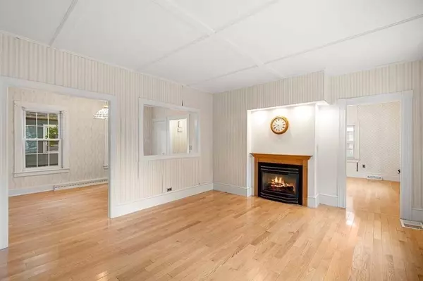 51 Pearl St, Amesbury, MA 01913