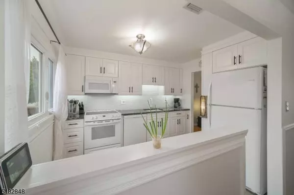 4 Lucas Rd, Hopatcong Boro, NJ 07843