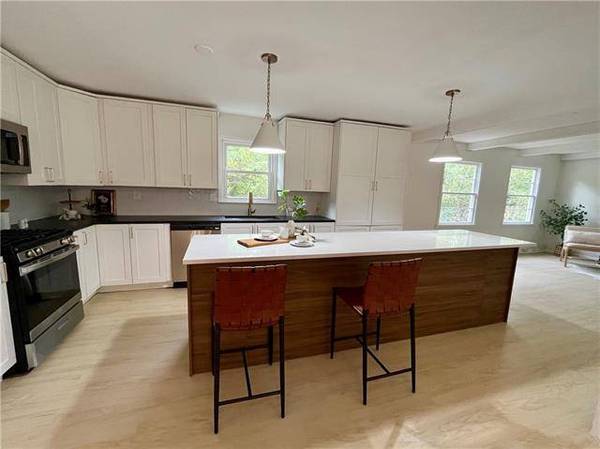 8625 E 58th ST, Kansas City, MO 64129