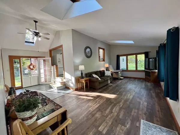 34 South Loomis St, Southwick, MA 01077