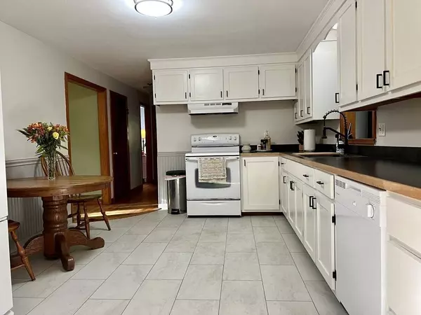 34 South Loomis St, Southwick, MA 01077