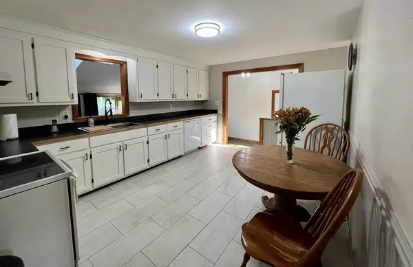 34 South Loomis St, Southwick, MA 01077