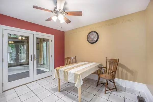 215 N Sycamore Street, Marshall, MI 49068