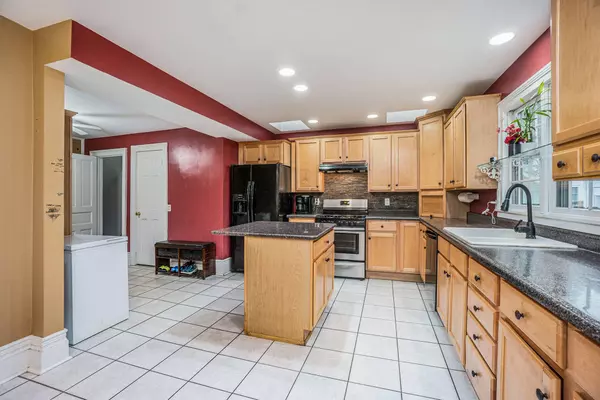 215 N Sycamore Street, Marshall, MI 49068